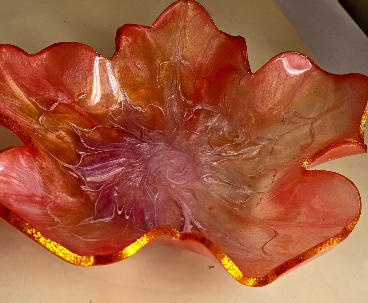 Freesia pink resin flower bowl - close up centre